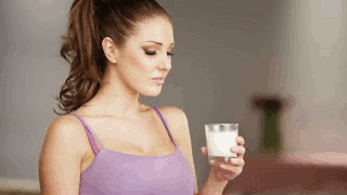 Молоко пьет девушка